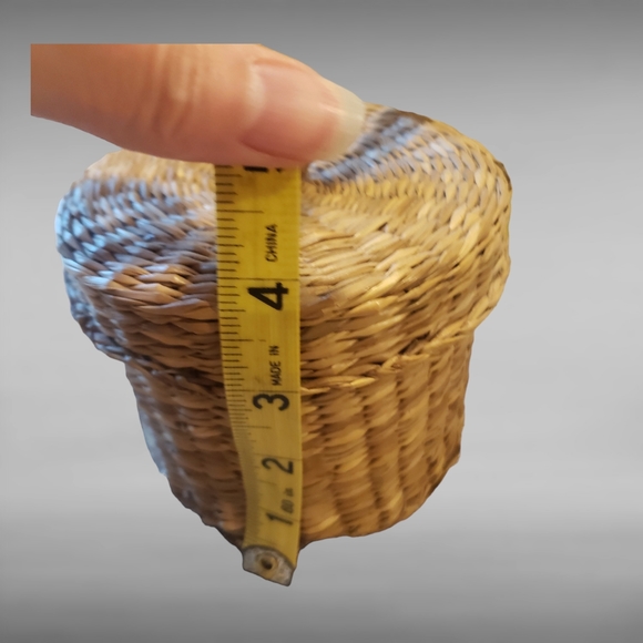 Vintage Small Woven Basket with Lid - Picture 7 of 7